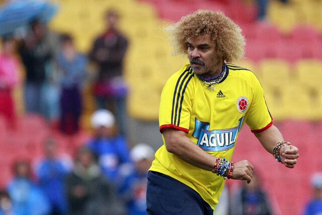 el_pibe_valderrama_tras_cabecear_una_pelota_aerea_y_dar_un_pase_a_un_companero.jpg