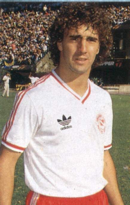 nestor_lorenzo_con_la_camiseta_de_argentinos_equipo_para_el_que_jugo_entre_1985-1989.jpeg