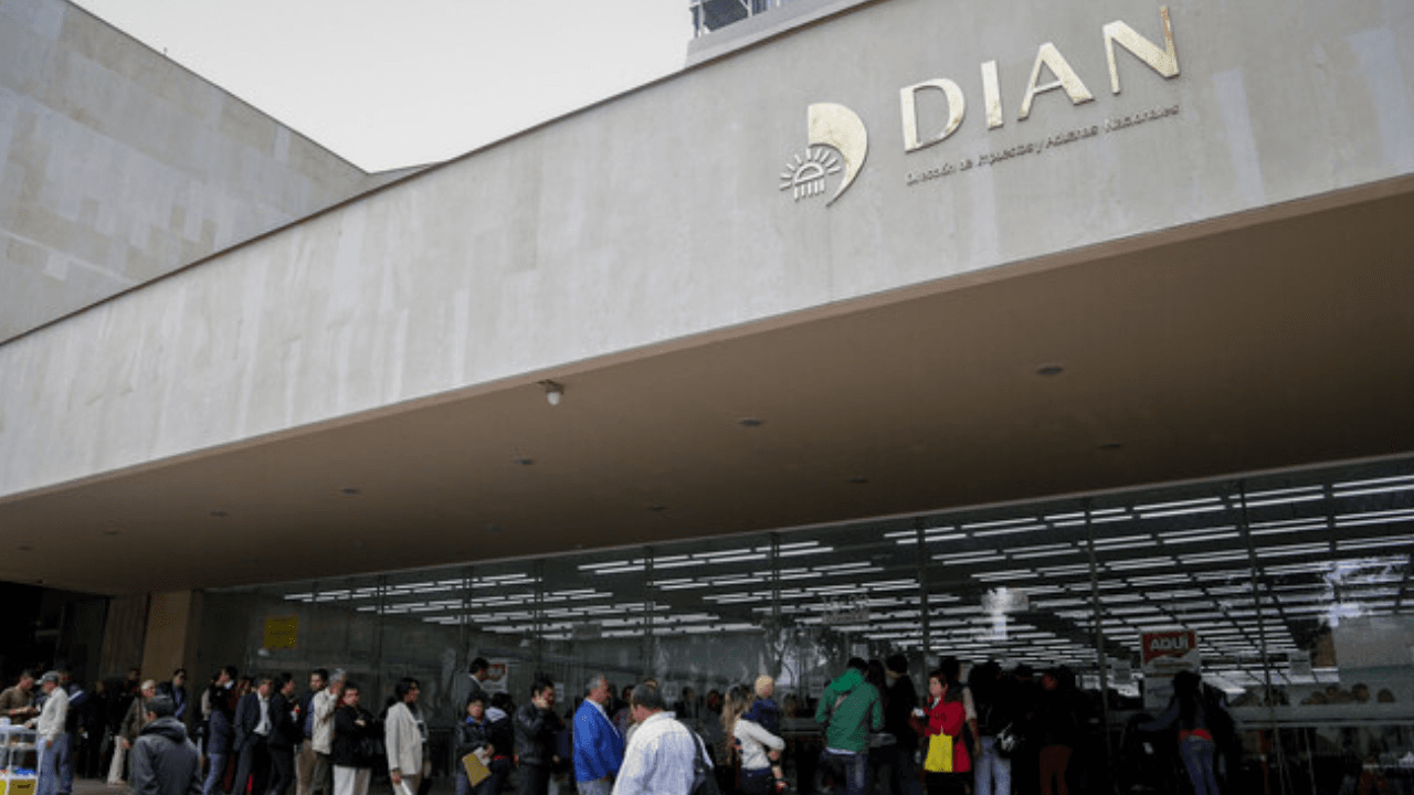los_contribuyentes_se_acercan_a_las_oficinas_de_la_dian_para_declarar_su_renta.png