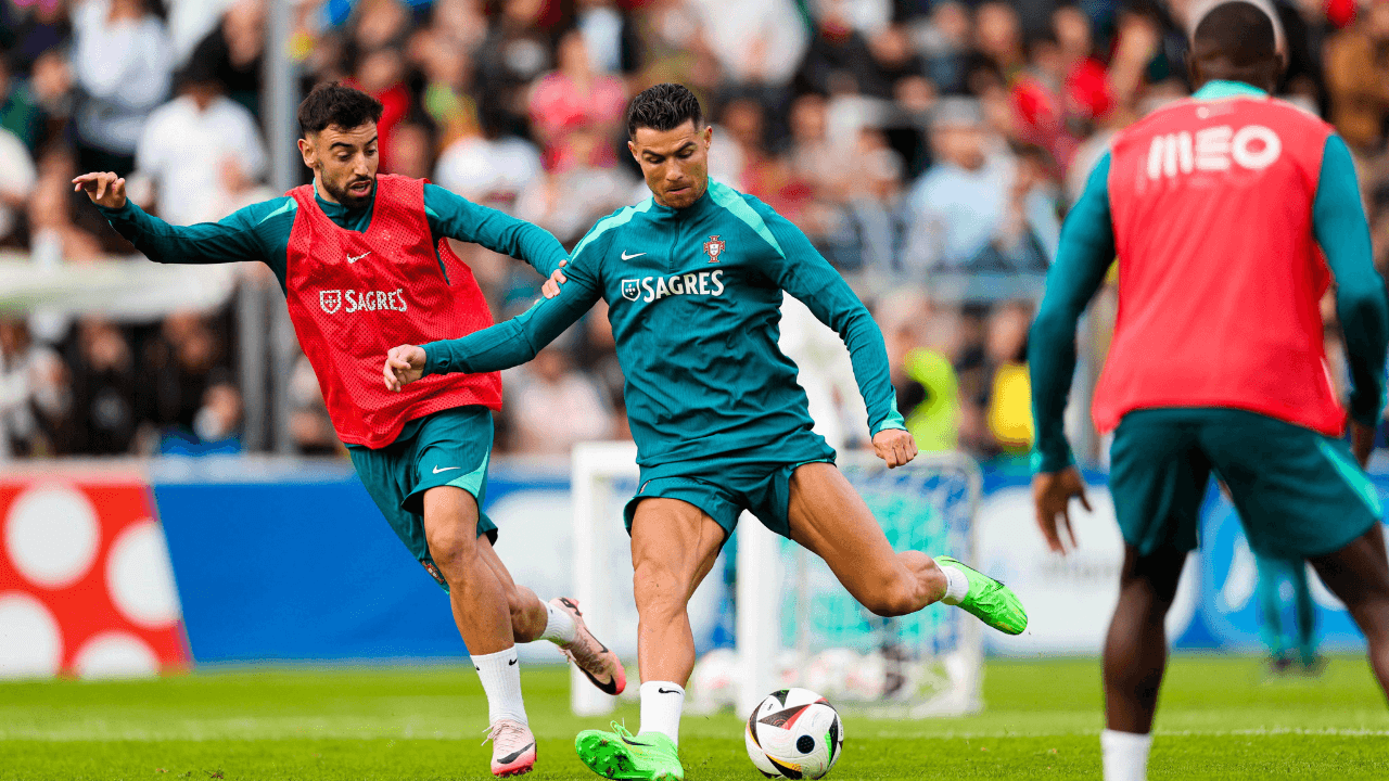 cristiano_ronaldo_le_gana_el_duelo_al_jugador_bruno_fernandes_en_un_entrenamiento_de_portugal_previo_a_su_primer_partido_por_la_eurocopa_2024_0.png