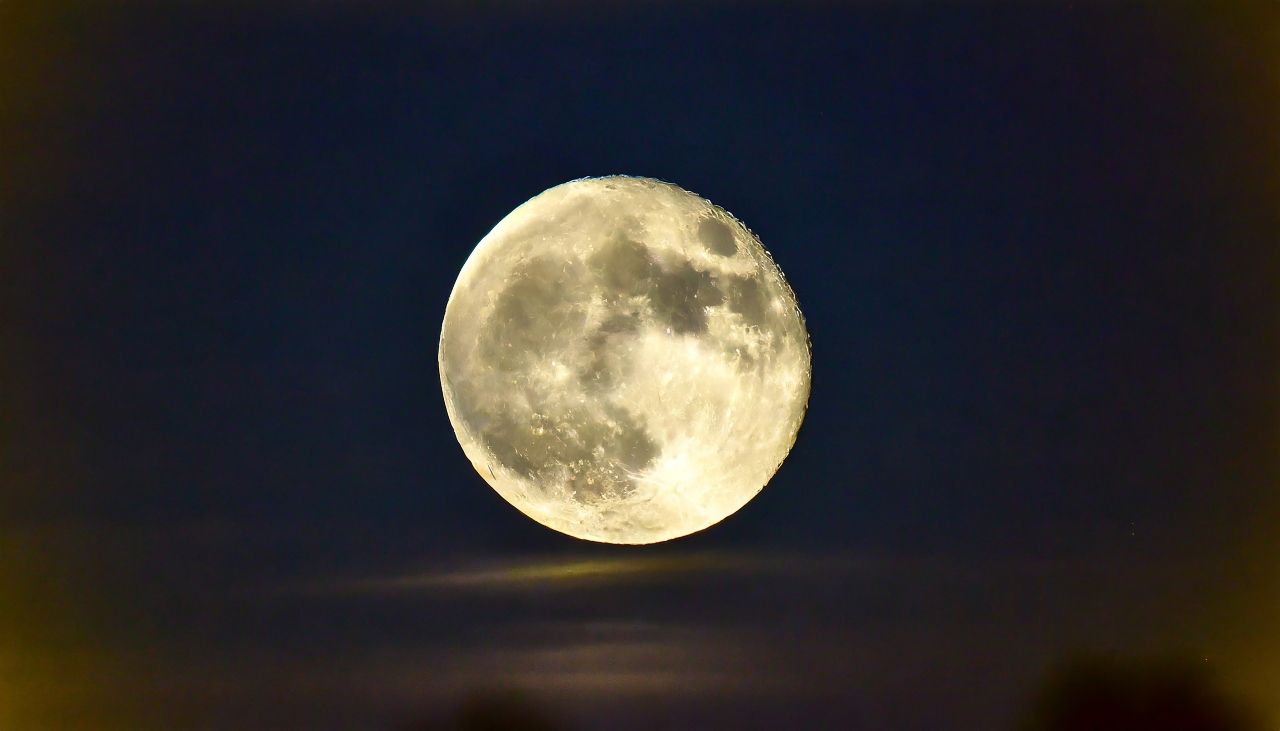 hunter-s-moon-super-full-moon-with-dark-background-madrid-spain-europe-horizontal-photo_1.jpg