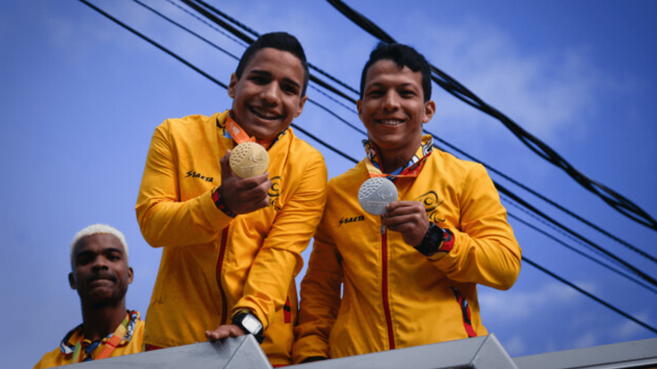 carlos_daniel_serrano_junto_a_nelson_crispin_0.png