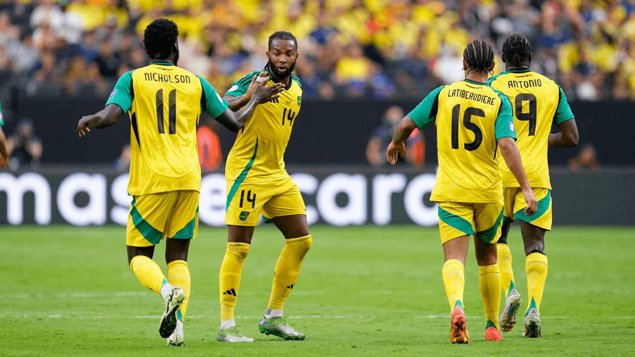 futbolistas_de_jamaica_planean_el_ataque_ante_ecuador.png