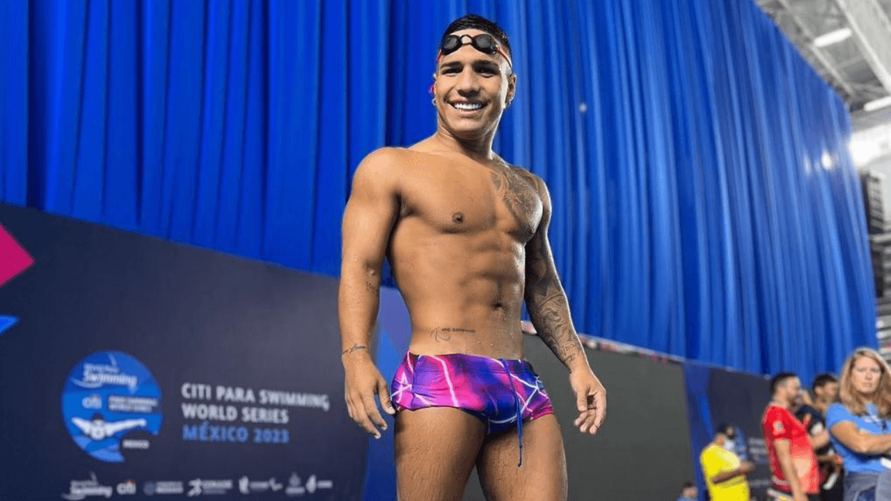 carlos_daniel_serrano_sobre_la_plataforma_de_salto.png