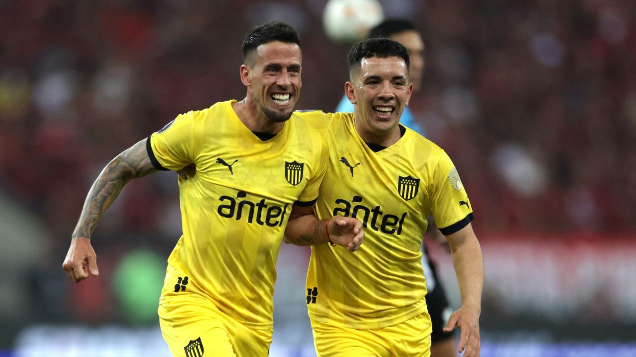 futbolistas_de_penarol_celebran_su_gol_contra_flamengo.jpg