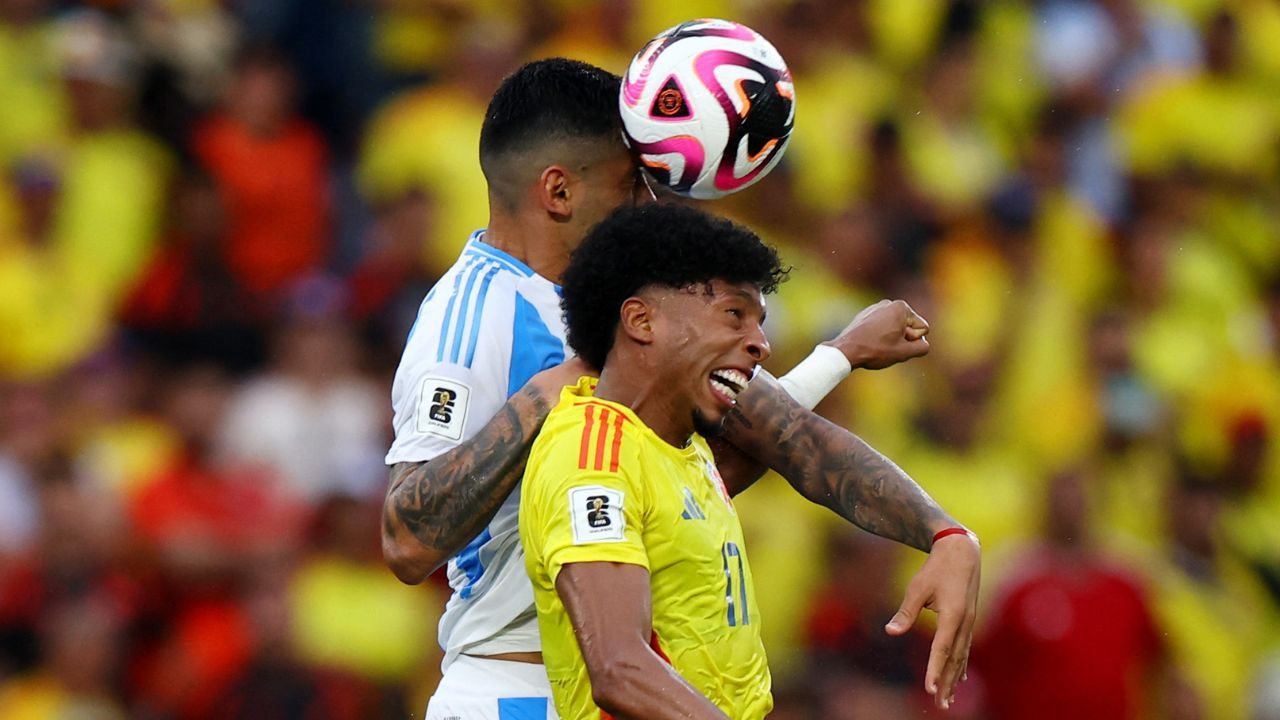 mojica_disputa_un_balon_con_el_cuti_romero_0.jpg
