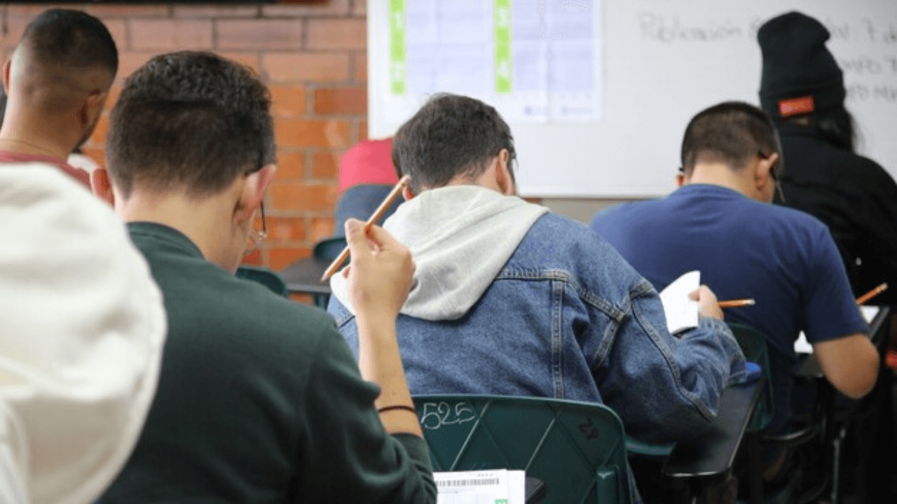fila_estudiantes_pruebas_icfes_0.png