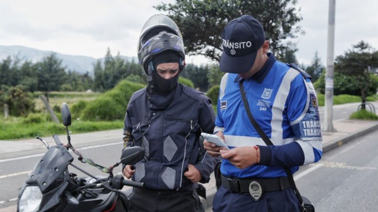 agente_de_transito_exige_documentos.jpg