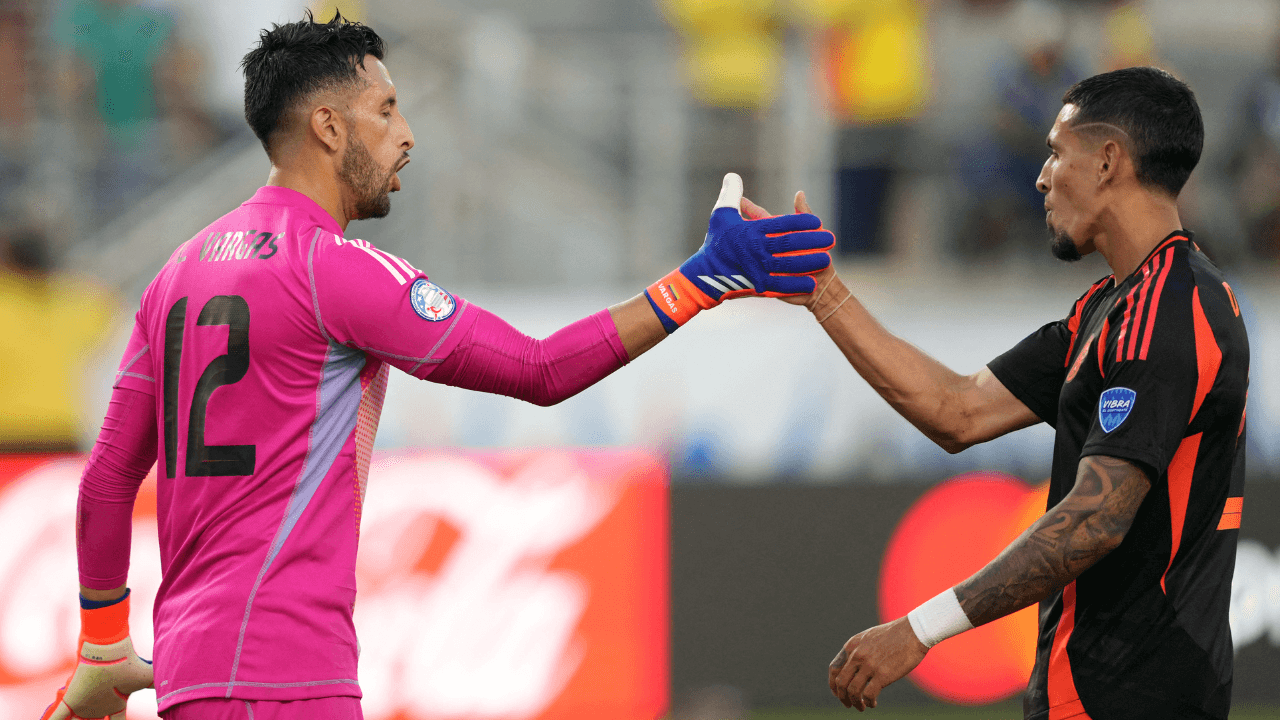 camilo_vargas_y_daniel_munoz_se_dan_la_mano.png