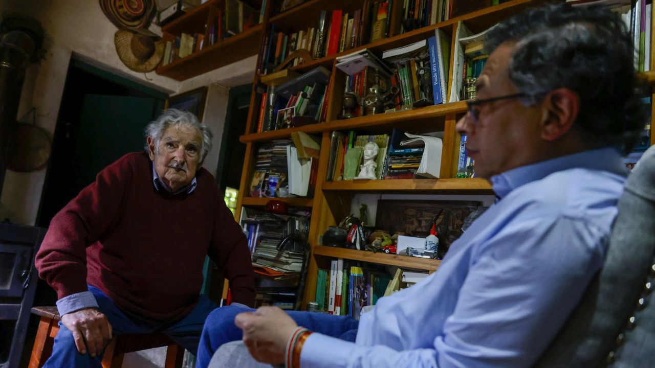 pepe_mujica_habla_con_petro.jpg