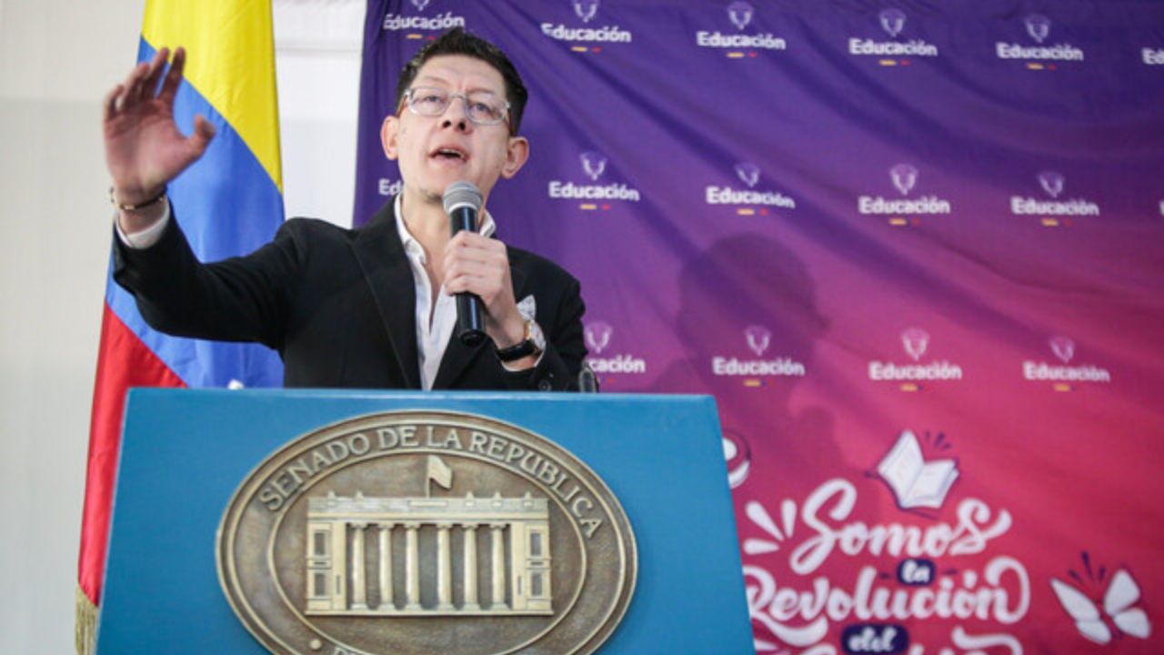 ministro_de_educacion_en_el_senado.jpg