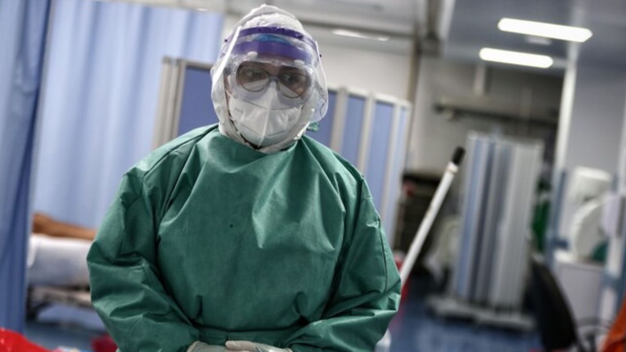 medico_en_unidad_de_cuidados_intensivos_0.jpg