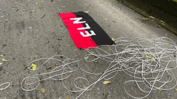 bandera_del_eln_en_una_via_en_medio_de_un_paro_armado._credito_colprensa_exterior.jpg