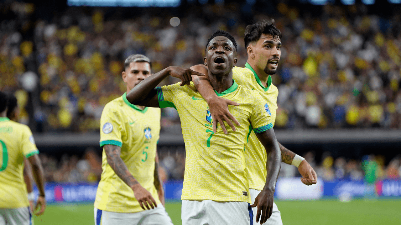 paqueta_abraza_a_vinicius_tras_anotar_gol_contra_paraguay_2.png