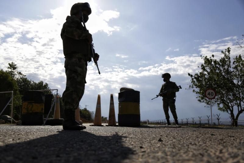 militares_sombra_3.jpg