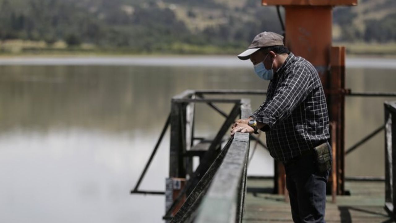 trabajador_en_emblse_de_chingaza_0.jpg