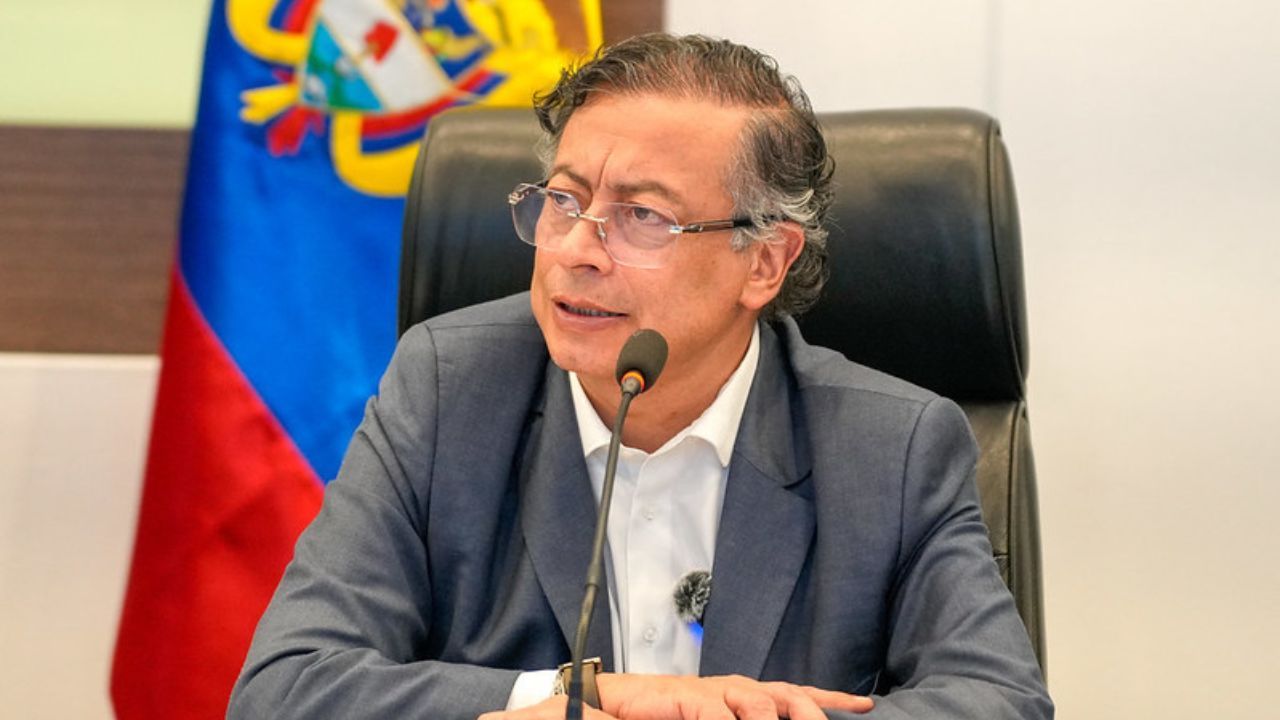 presidente_petro_sobre_papa_pitufo.jpg