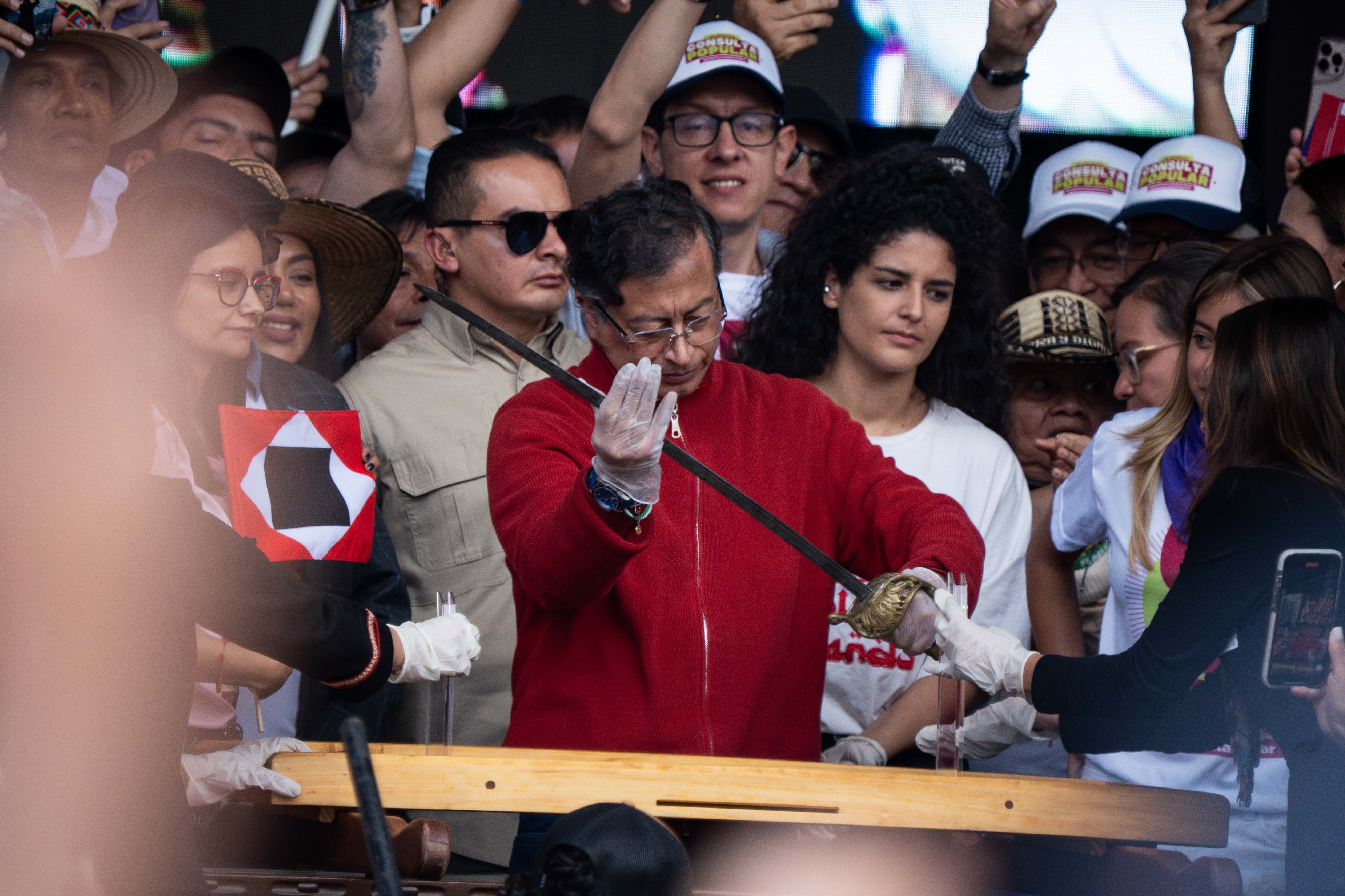 petro_empuna_espada_de_bolivar.jpg