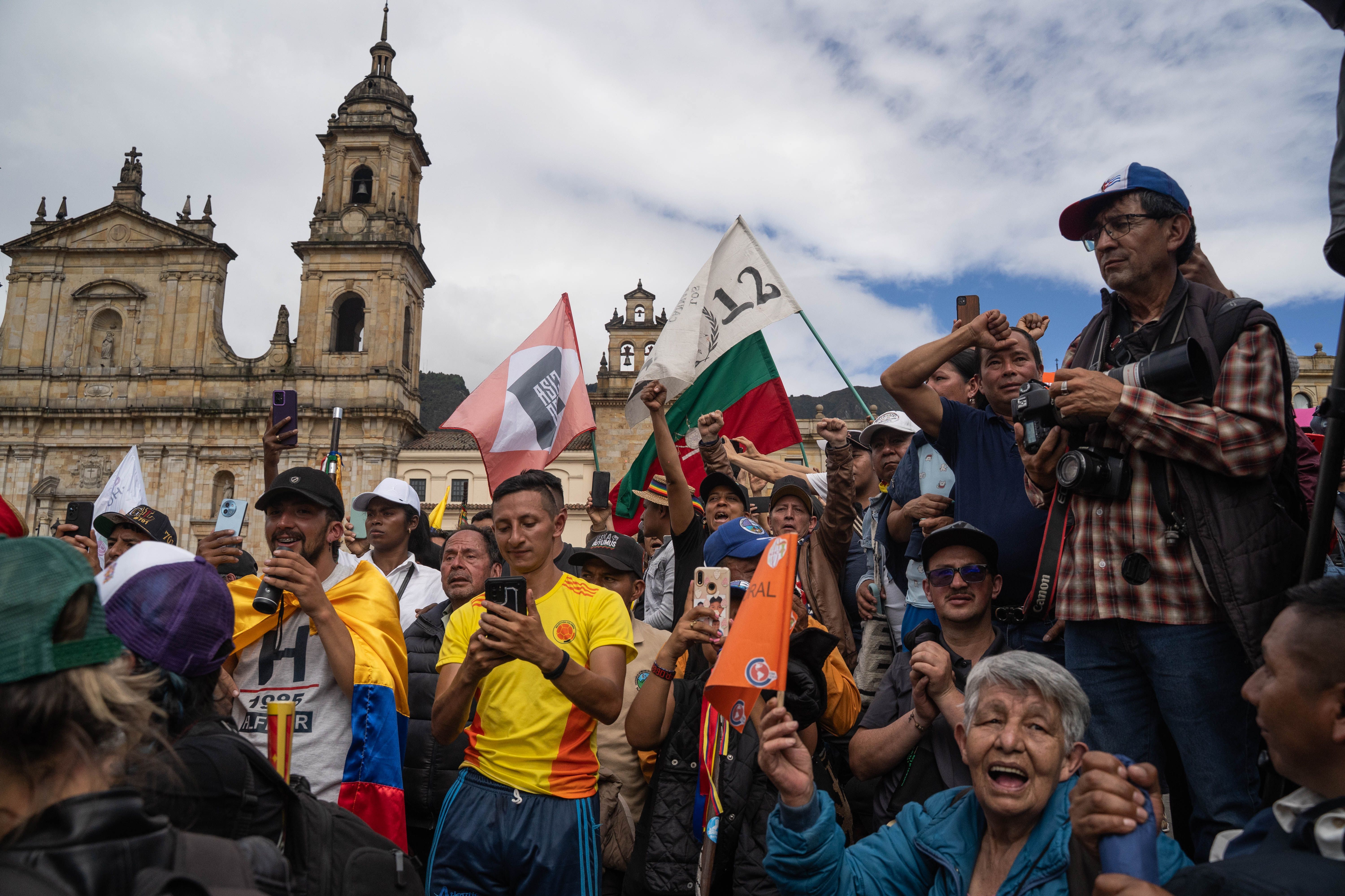 manifestantes_en_plaza_de_bolivar.jpg
