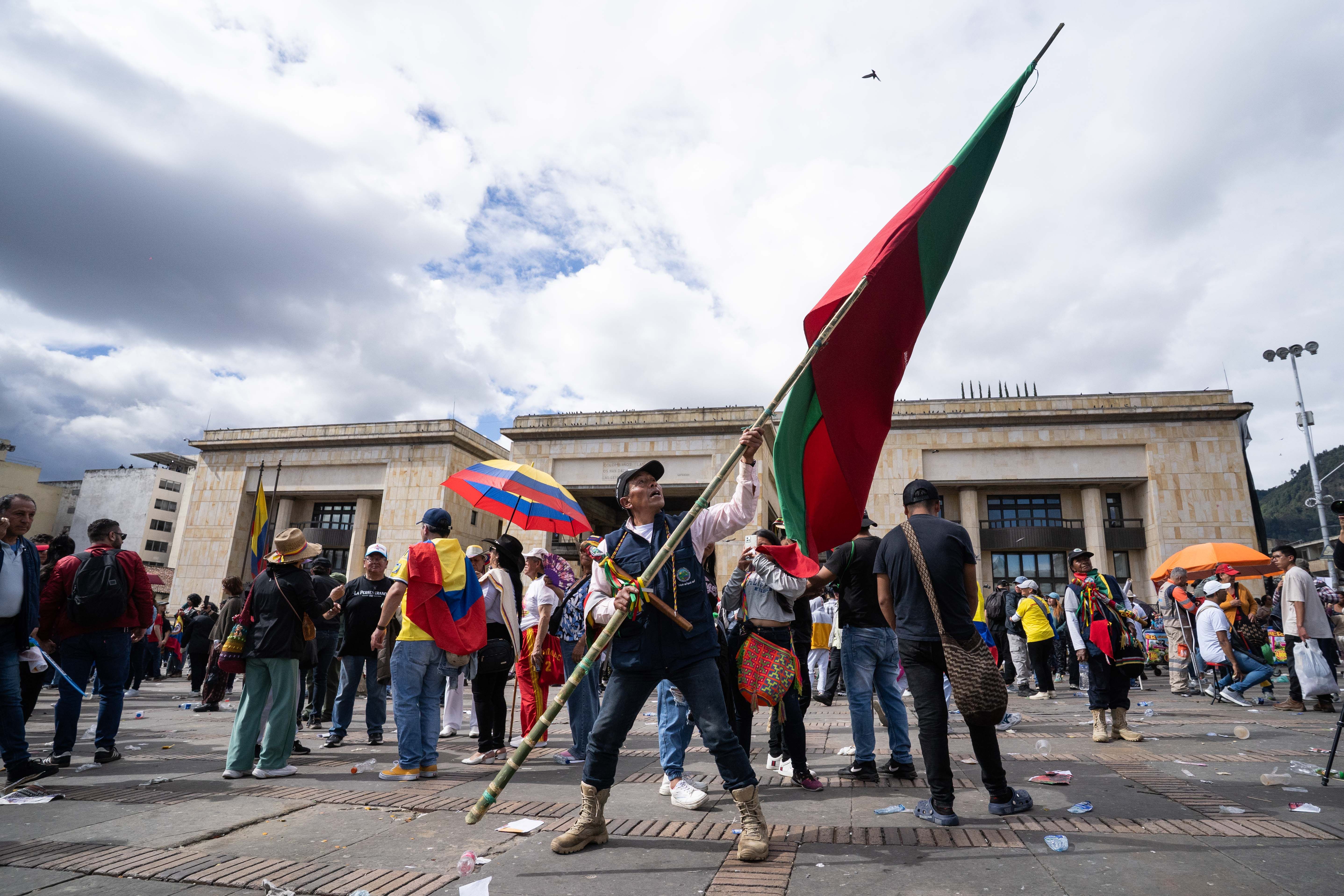 plaza_de_bolivar_manifestante_indigena.jpg