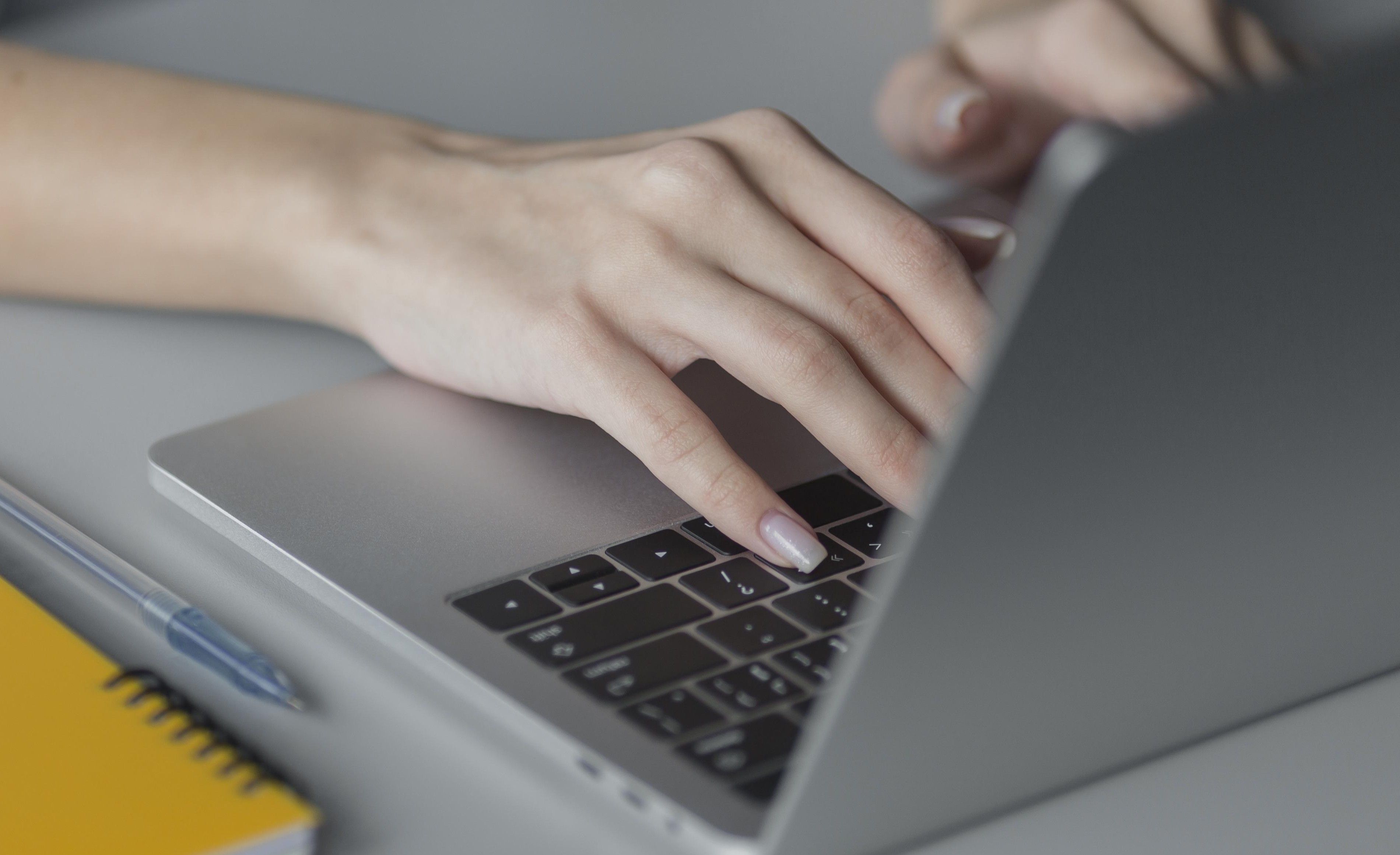 cerrar-las-manos-escribiendo-en-el-teclado.jpg