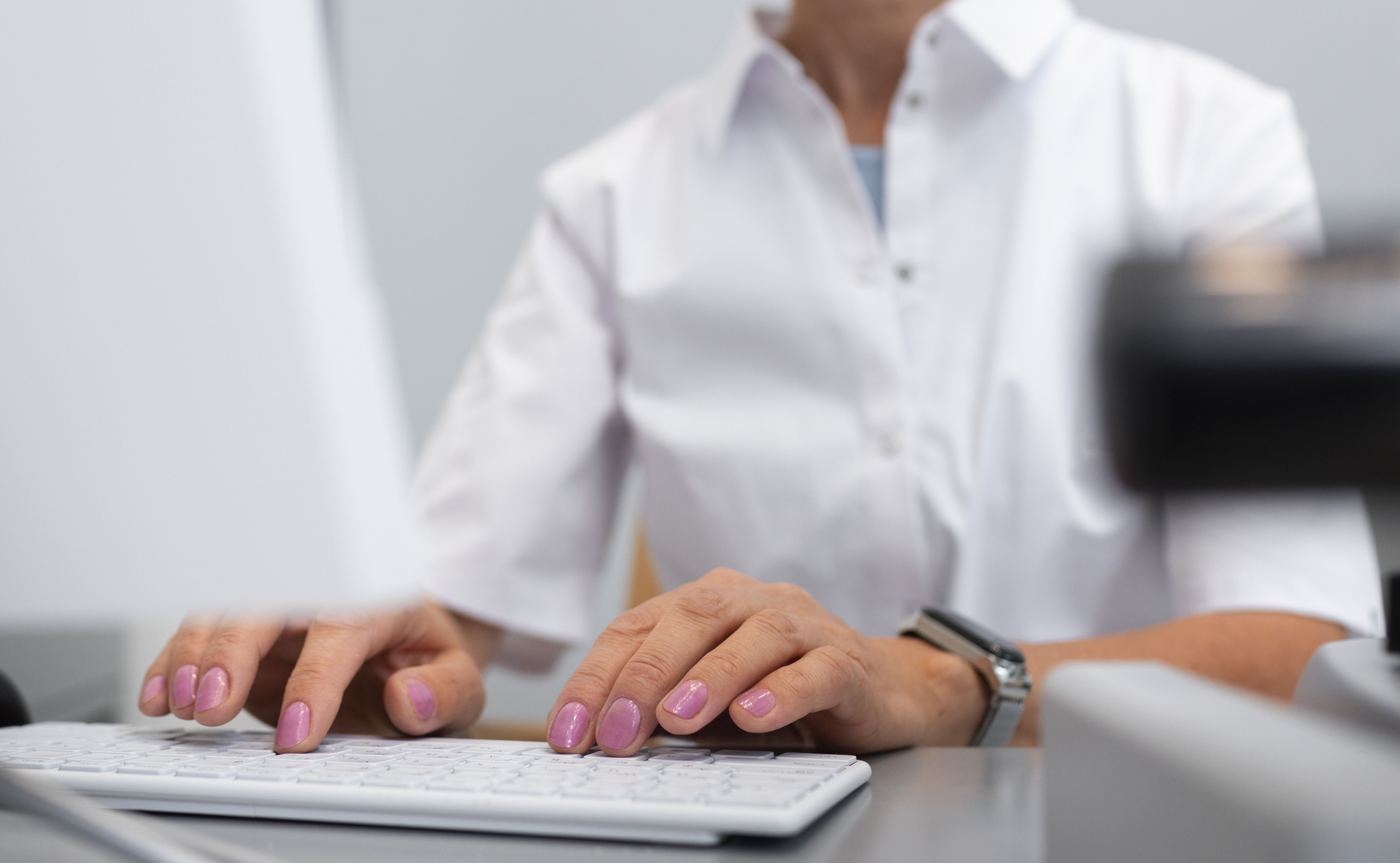 medico-en-el-consultorio-del-oftalmologo.jpg