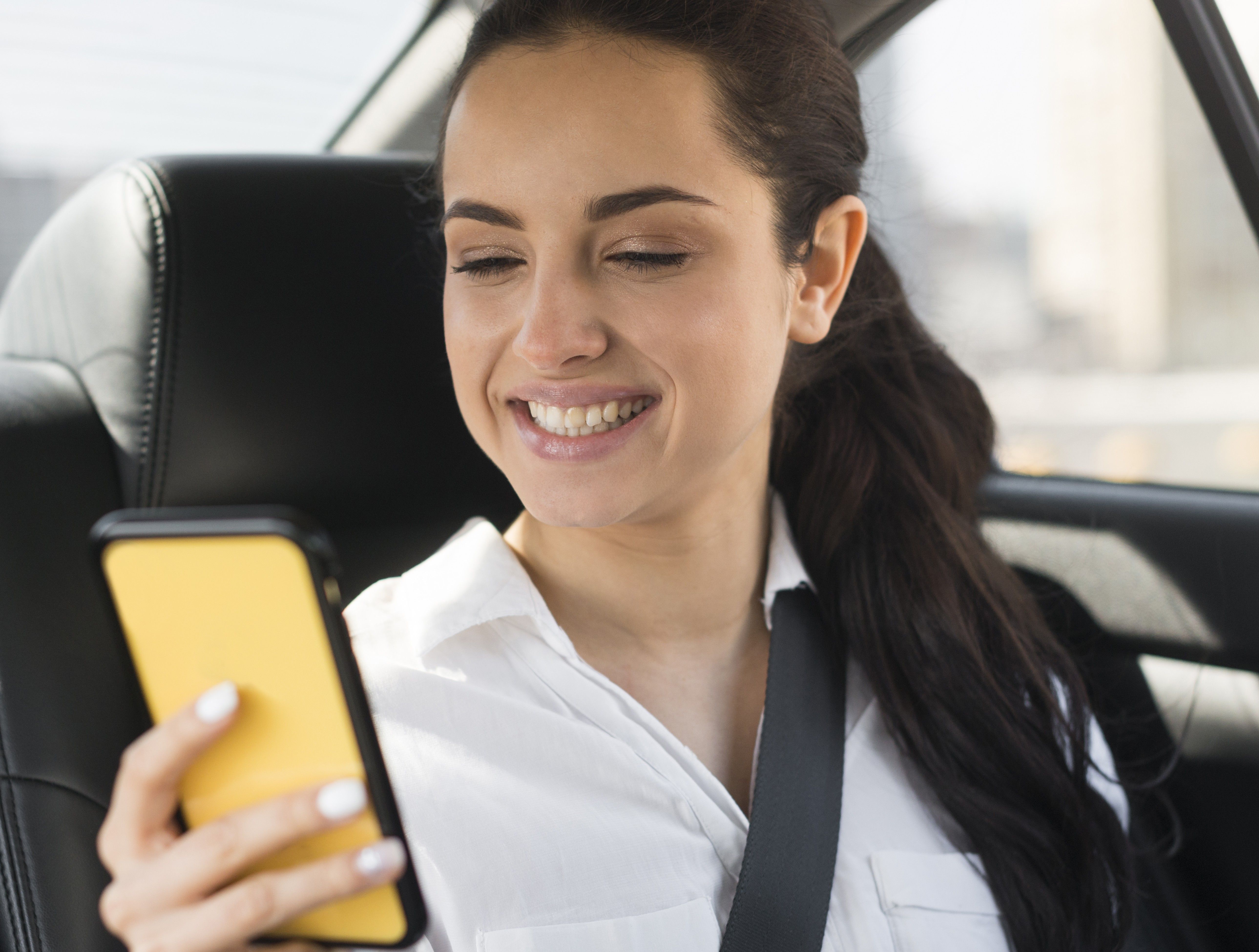 pasajero-usando-su-telefono-movil-en-el-auto.jpg