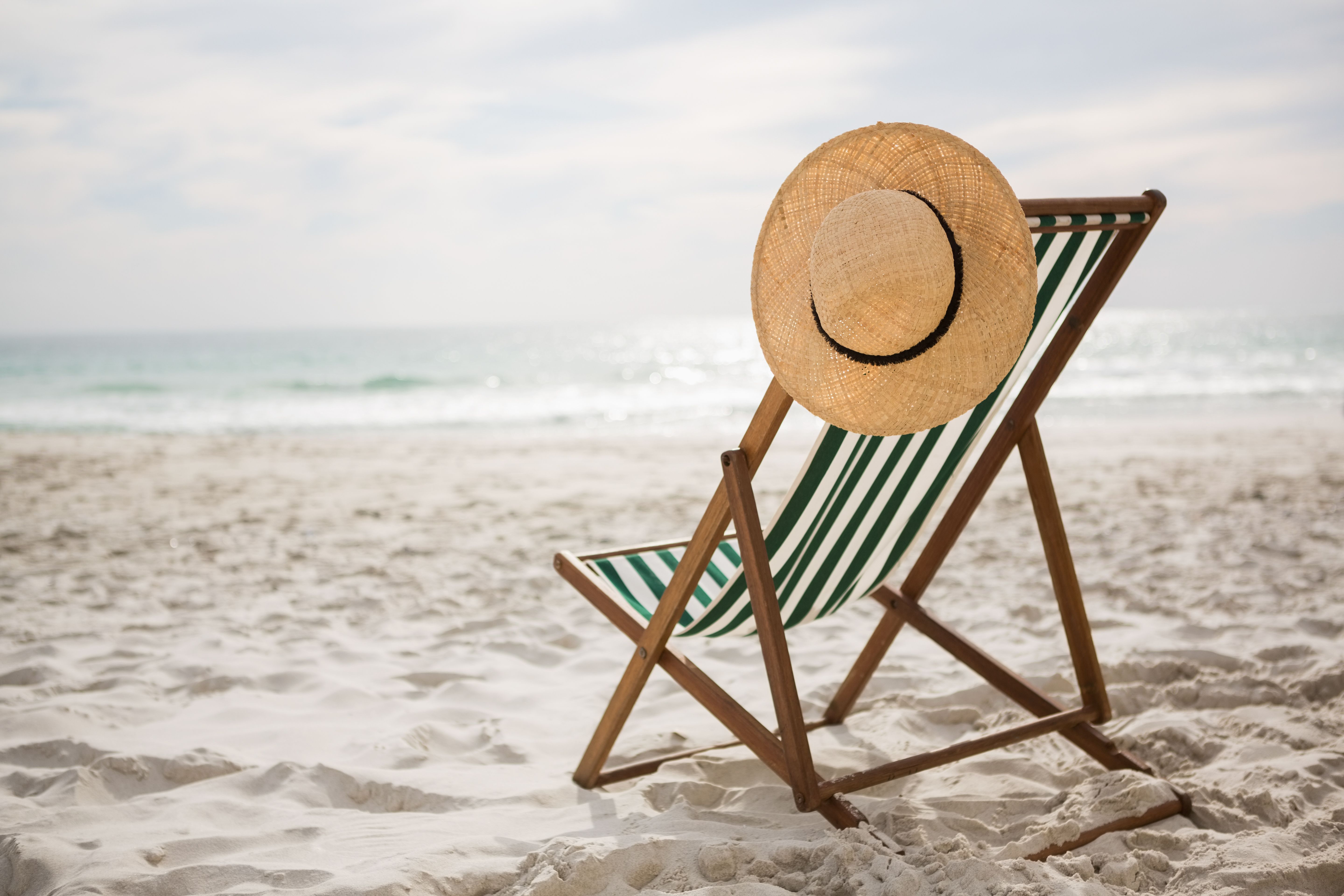 sombrero-de-paja-mantuvo-en-silla-de-playa-vacia.jpg