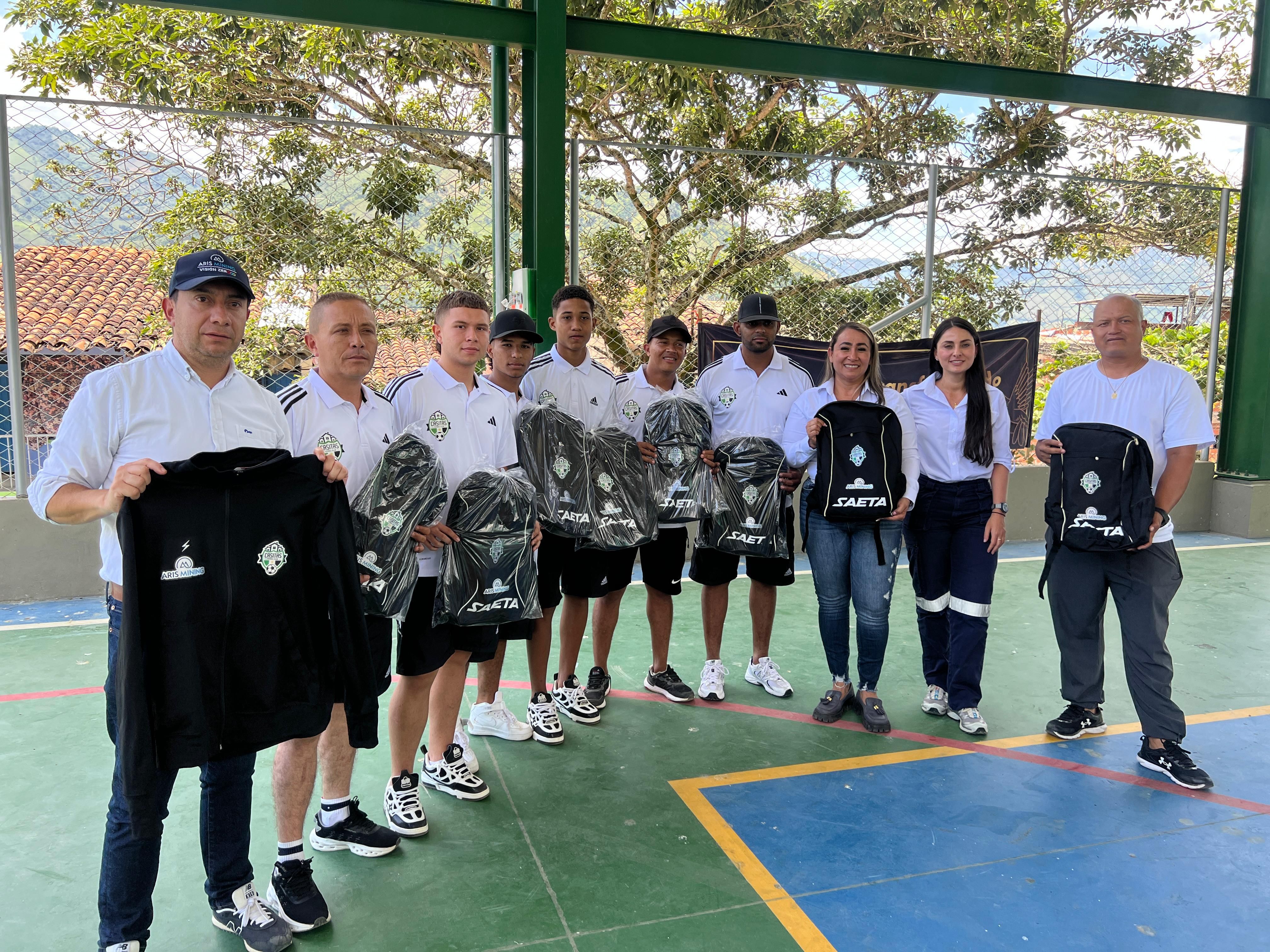 entrega_de_dotacion_deportiva_a_fubtolistas_del_equipo_casitas_f.c.jpeg