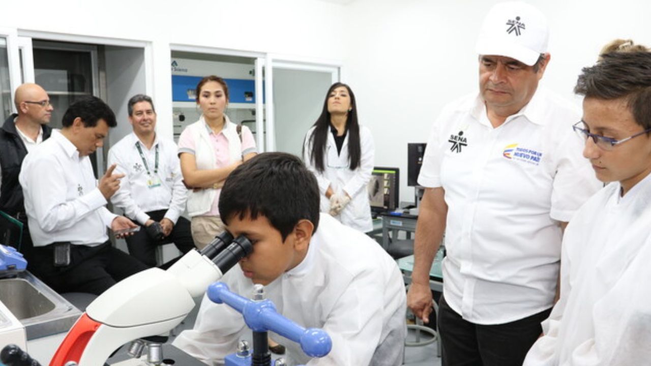 laboratorios_en_colegios_publicos_1.jpg
