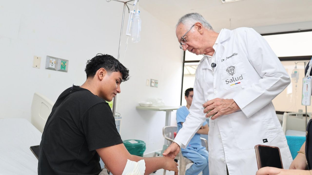 visita_del_ministro_de_salud_en_puerto_gaitan_0.jpg