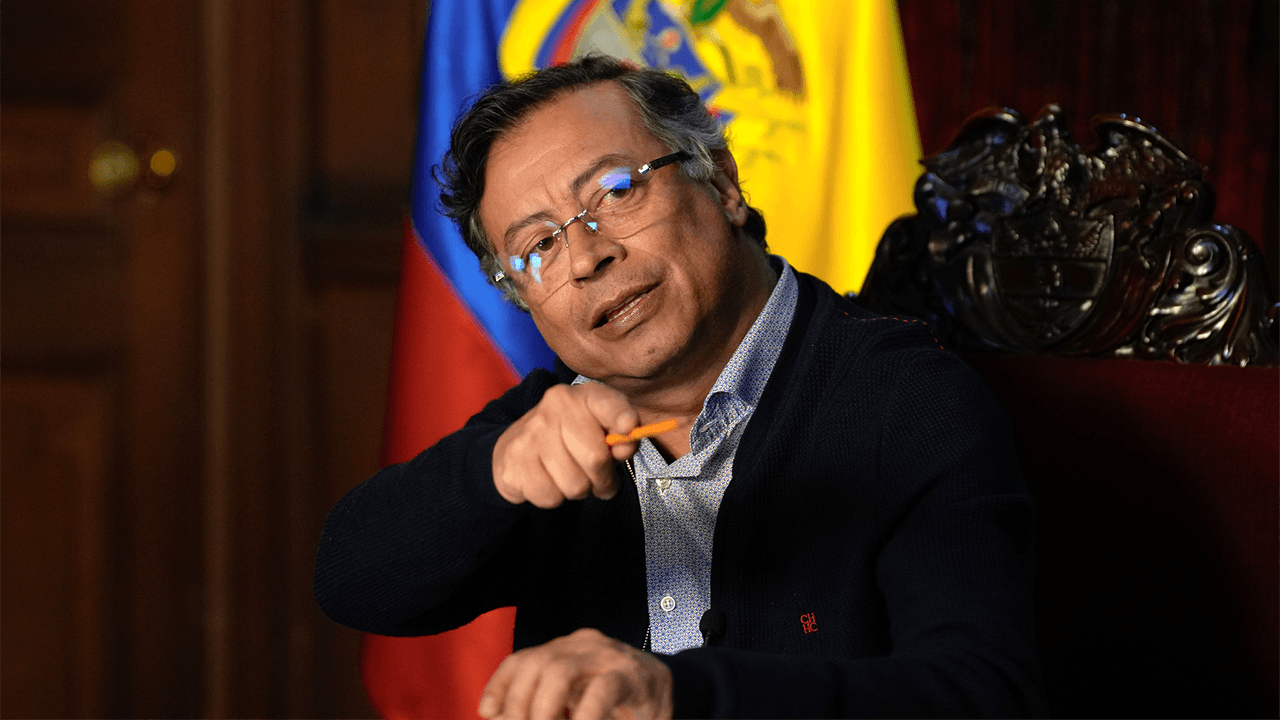 petro_con_un_lapiz_2_andrea_puentes_presidencia.png