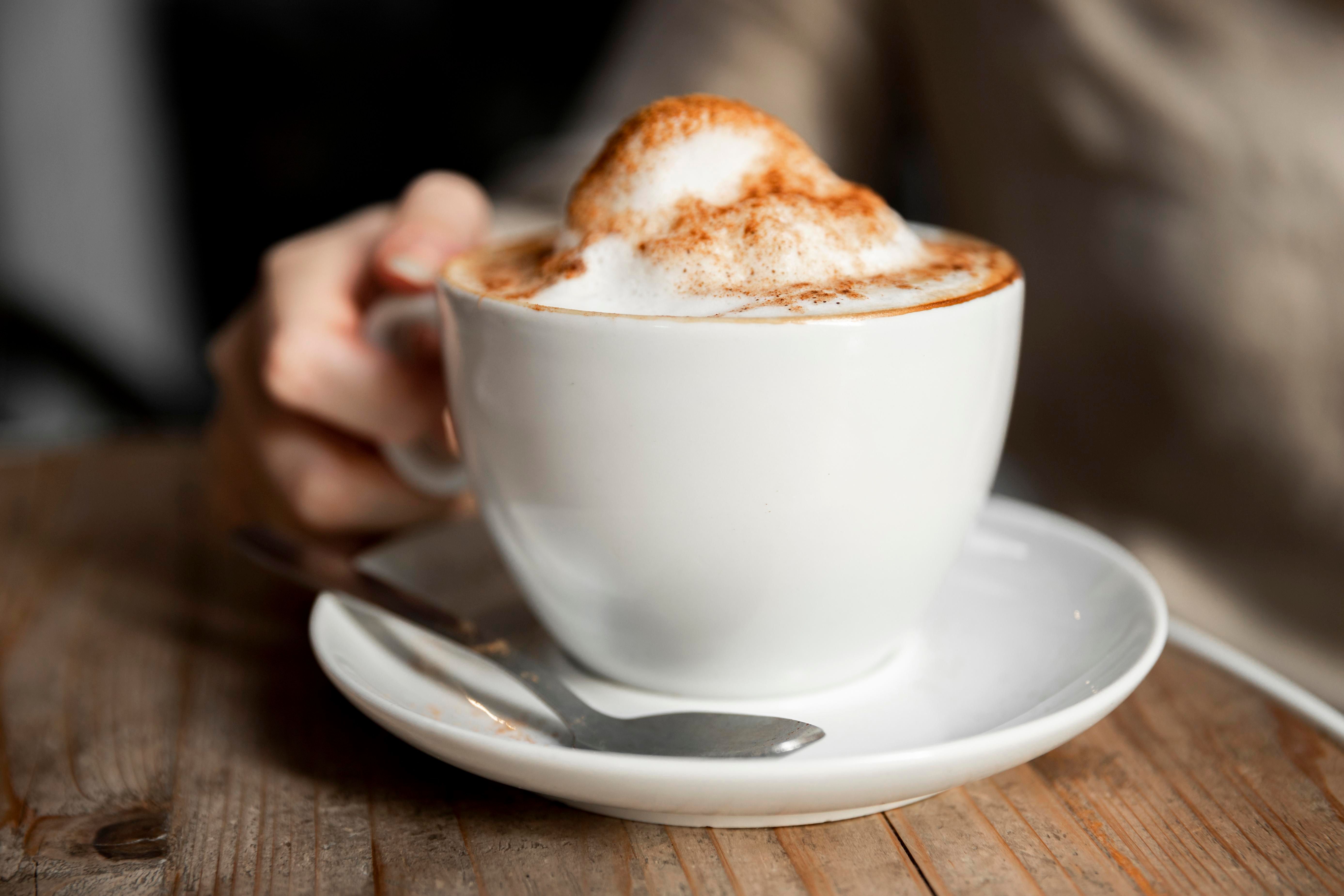 close-up-mujer-sirviendo-cop-de-cafe_1.jpg