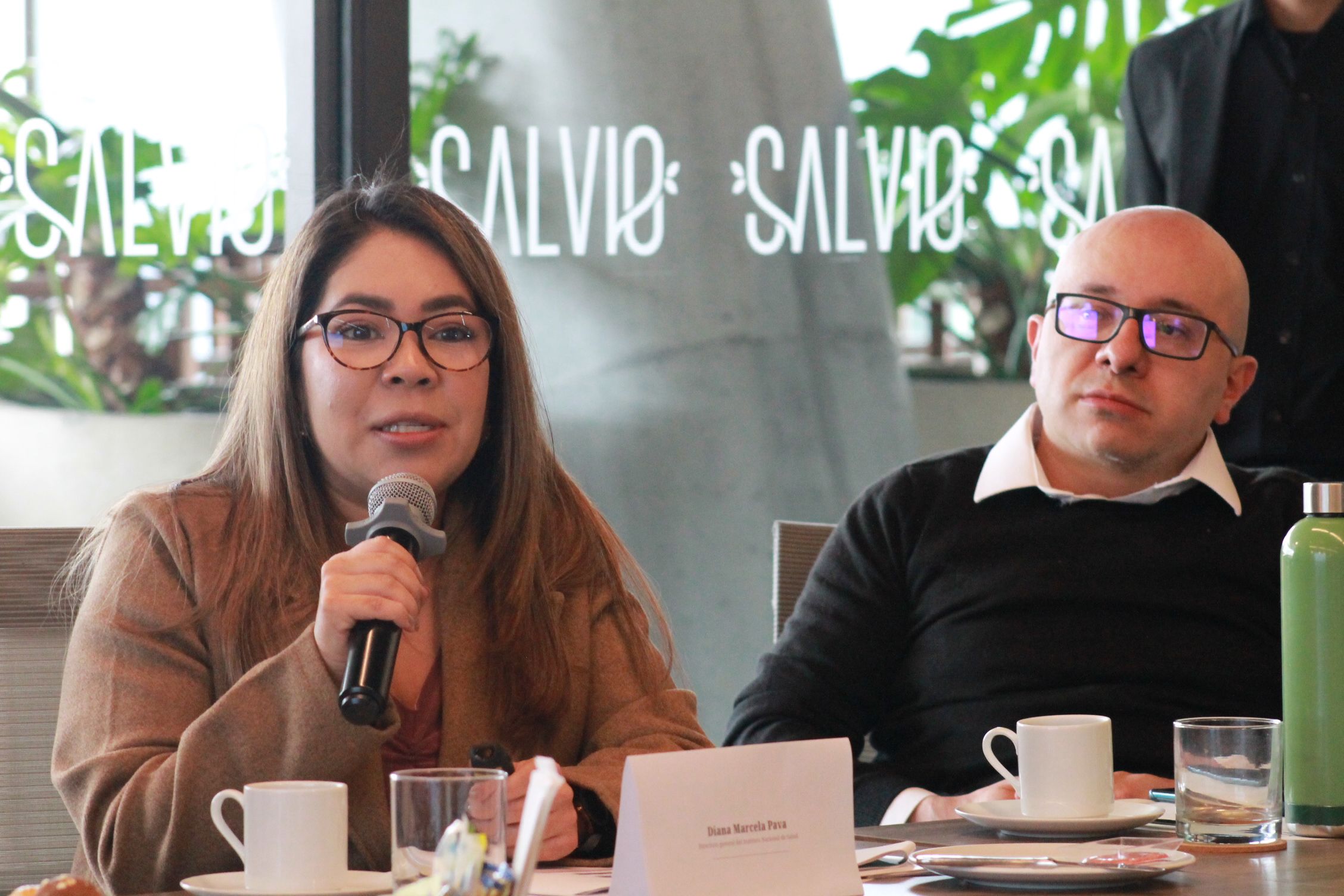 Diana Pava, directora del Instituto Nacional de Salud y Jorge Medina, delegado de la Defensoría del Pueblo