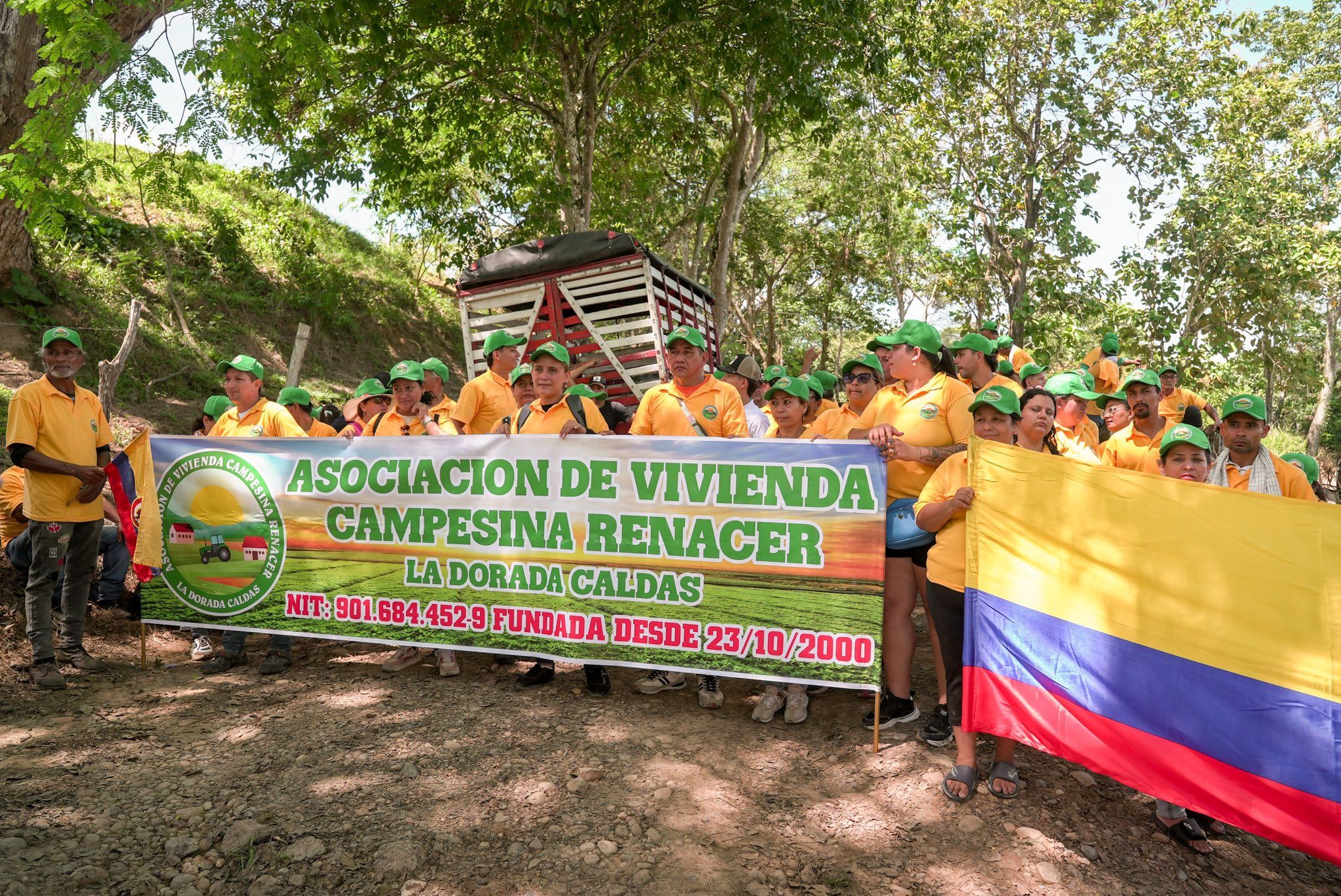 Miembros de la asociación, en el día de la entrega de las tierras en Puerto Salgar.