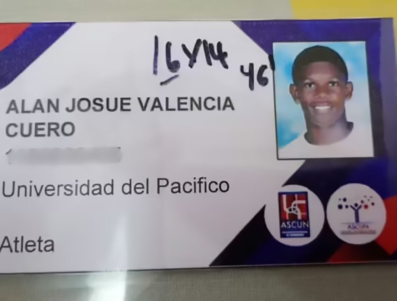 Carné de la joven víctima de la violencia en el puerto.