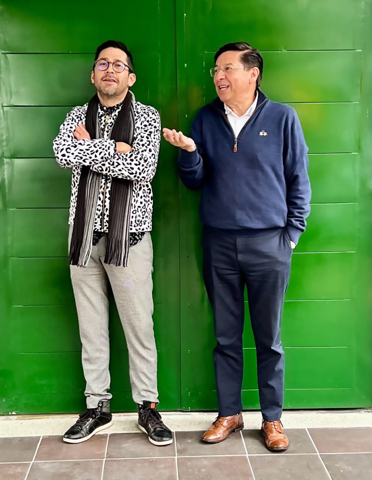 El escritor Juan Álvarez y su padre, Fernando Álvarez.