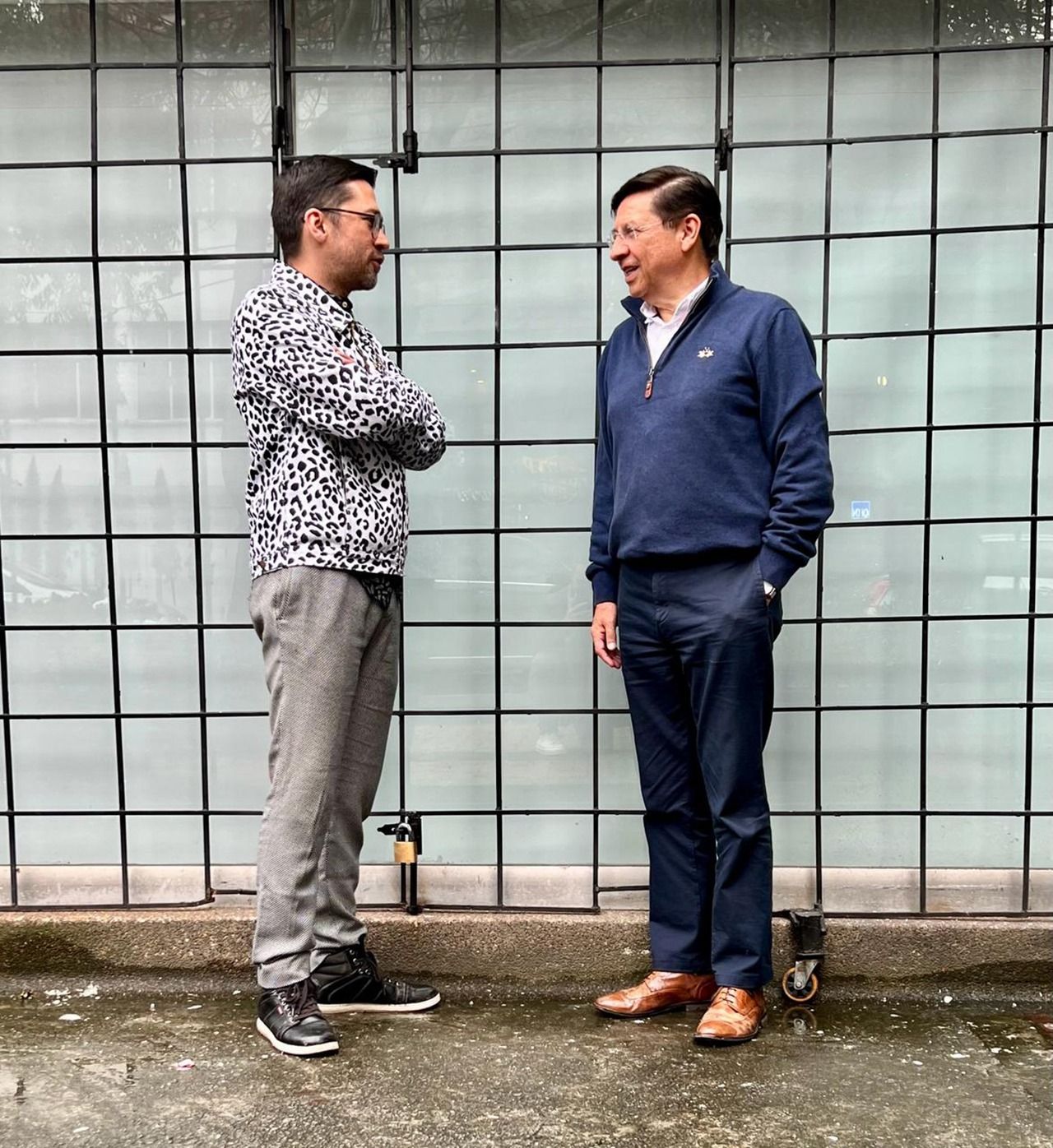 El autor de Recuperar tu nombre, Juan Álvarez, junto a su padre, Fernando Álvarez.