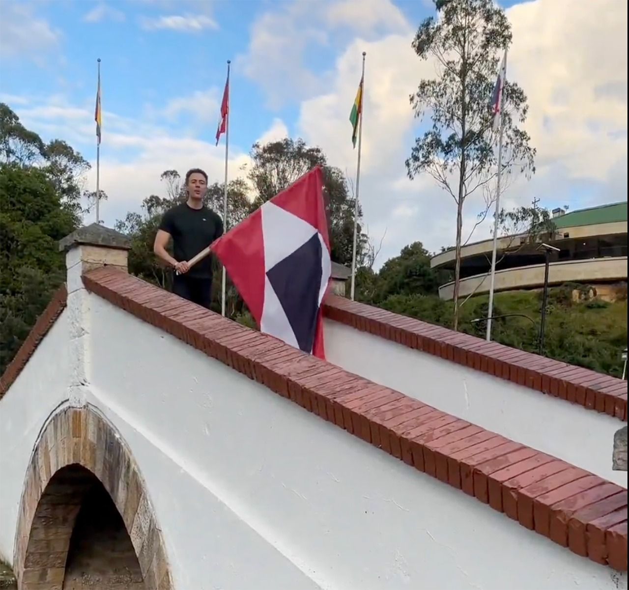 Daniel Quintero con la bandera en el Puente de Boyacá.