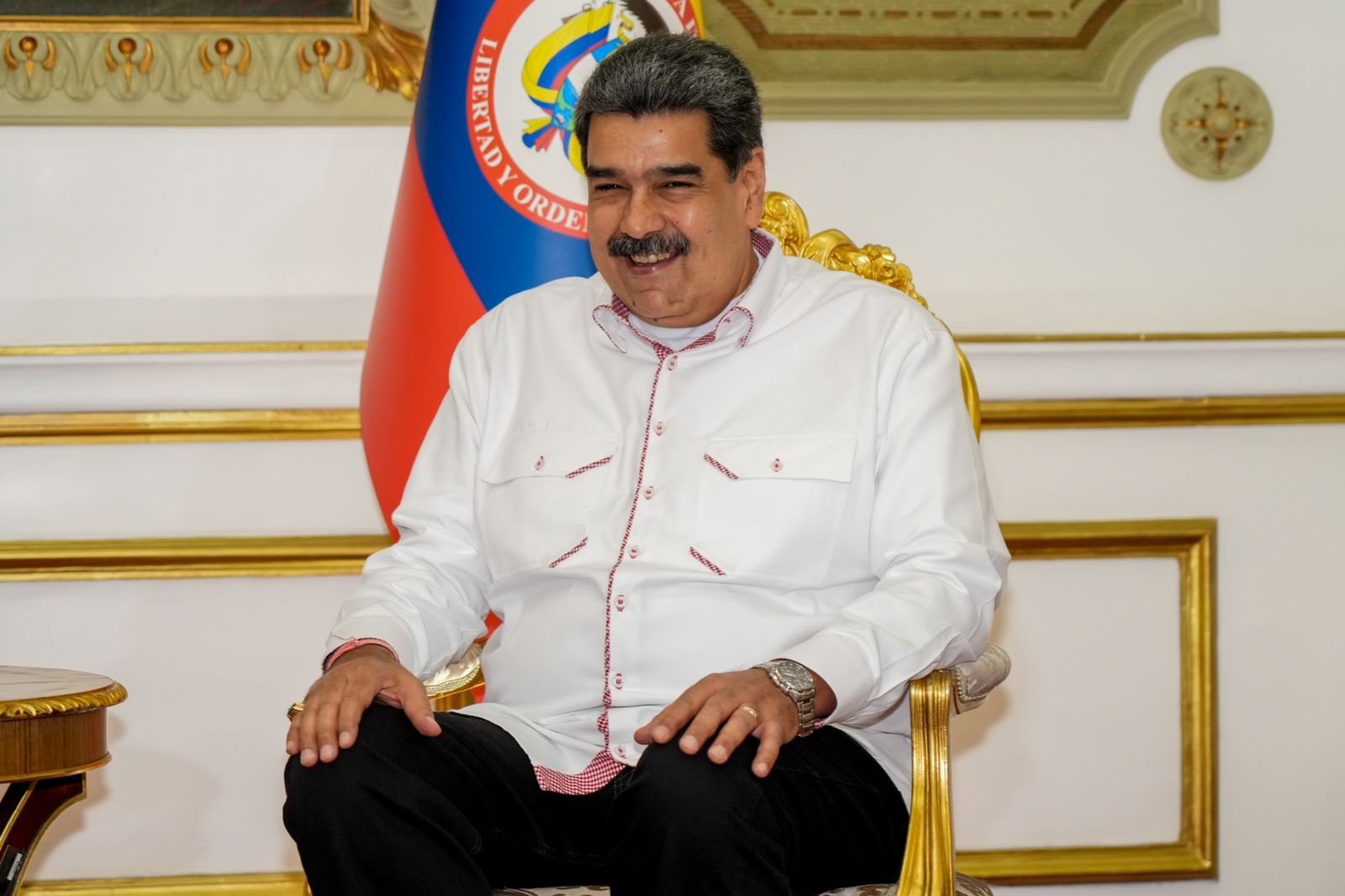 Nicolás Maduro sentado