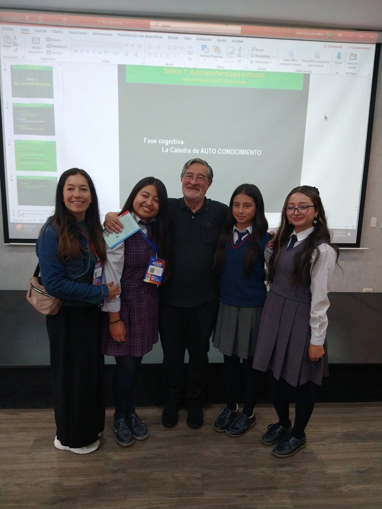 Miguel de Zubiría con alumnas de la red de colegios de la Fundación Alberto Merani