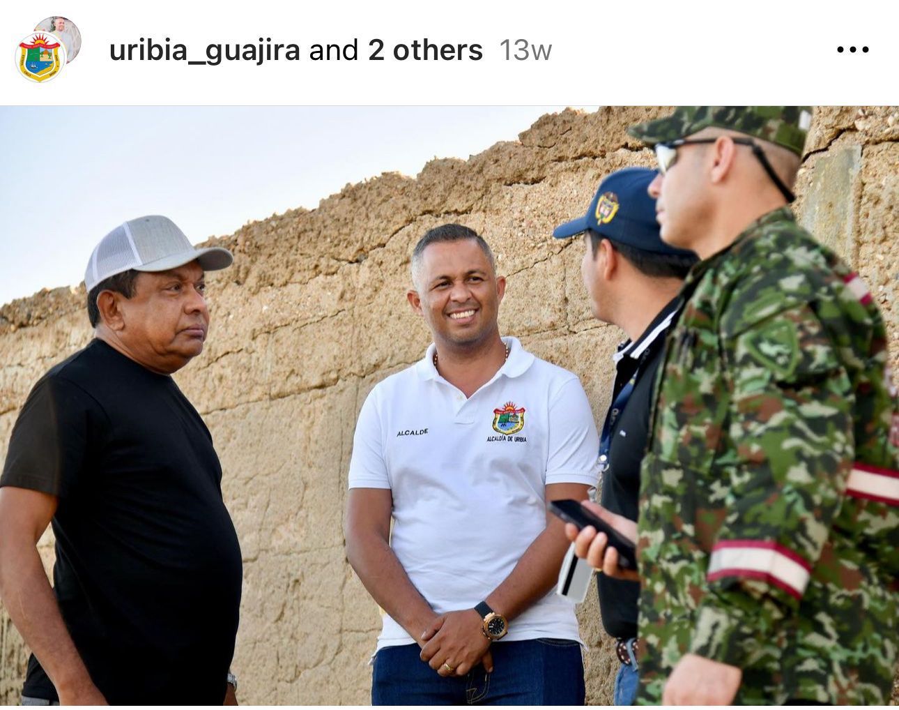 Manchy Mejía, junto al alcalde de Uribia, Jaime Buitrago, y Sneyder Pinilla.