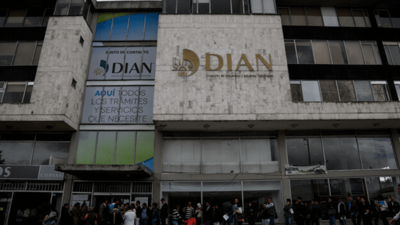 photologuephotos2024-06los_contribuyentes_declaran_renta_en_la_sede_de_la_dianpng