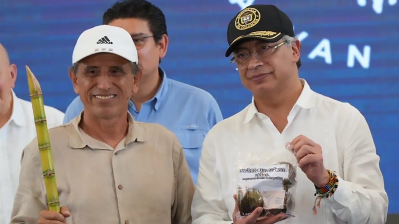 Walter Mendoza, comandante de la Coordinadora Nacional Ejército Bolivariano (CNEB), y Gustavo Petro, presidente de la República.