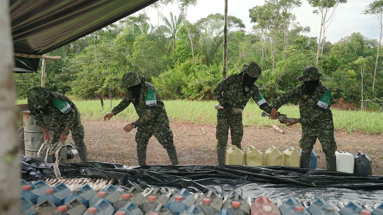 Combatientes de la Coordinadora Nacional Ejército Bolivariano (CNEB) dejan el material bélico para destruir. Foto: Presidencia.