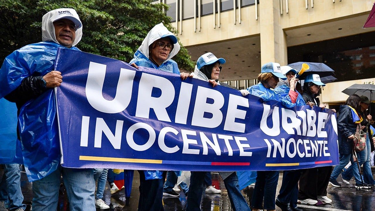 Seguidores del expresidente Álvaro Uribe Vélez.