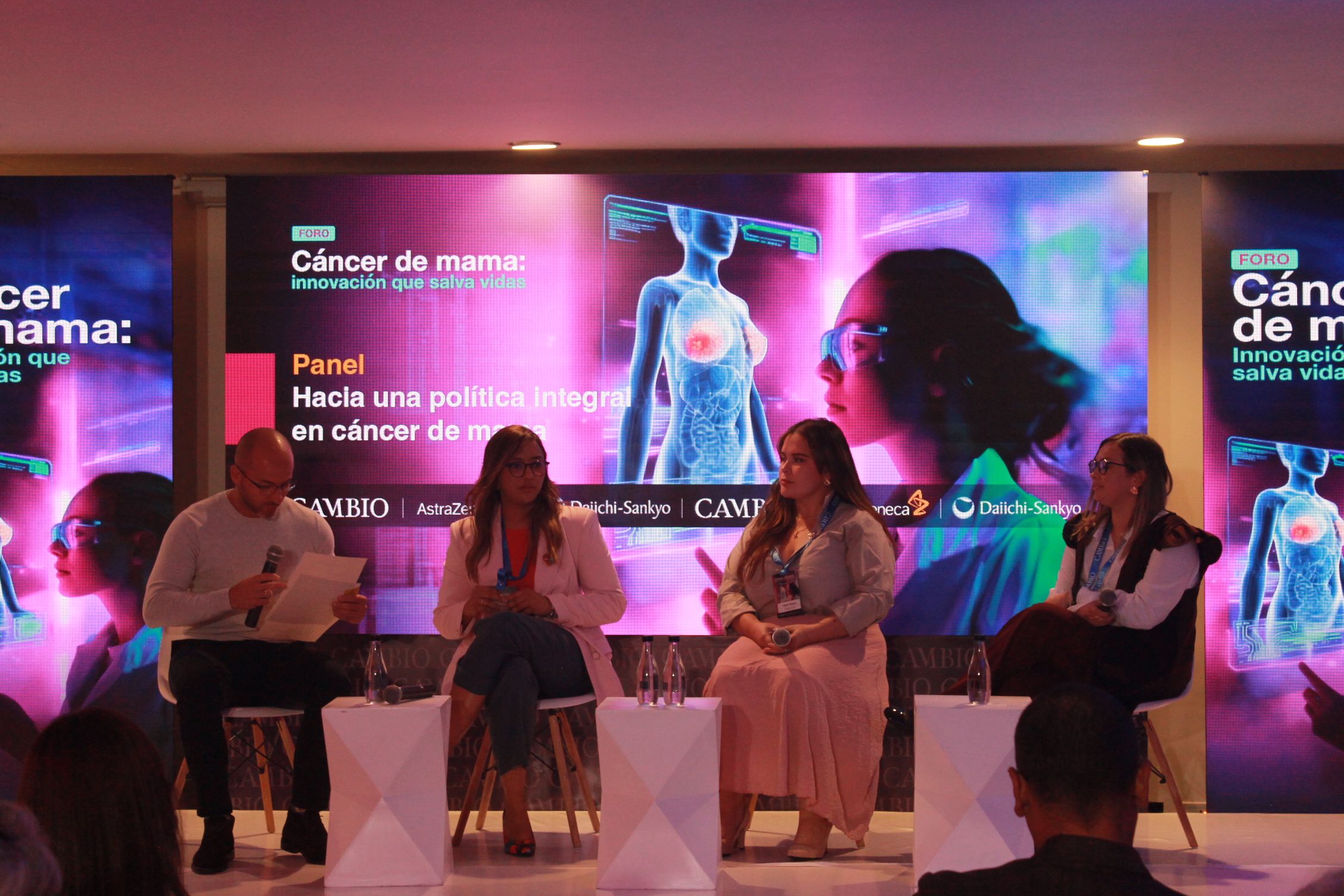 Tercer panel del foro ‘Cáncer de mama: innovación que salva vidas’. De izquierda a derech