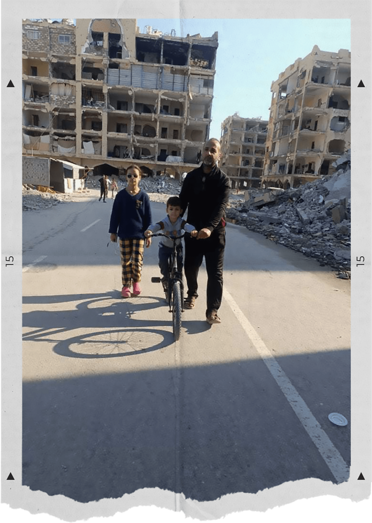 Refaat le enseña a montar bicicleta a sus hijos.