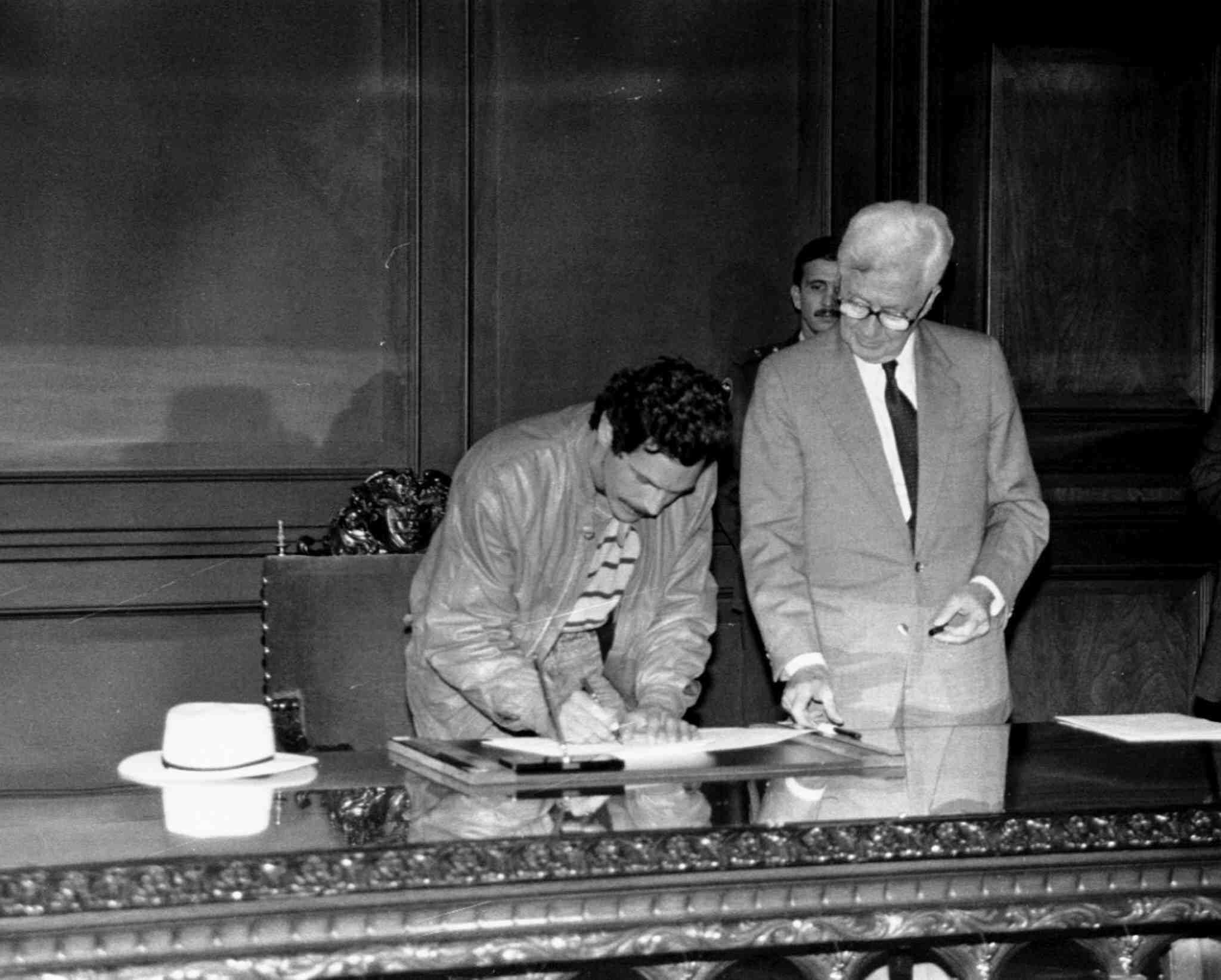 Carlos Pizarro firma acuerdo de paz