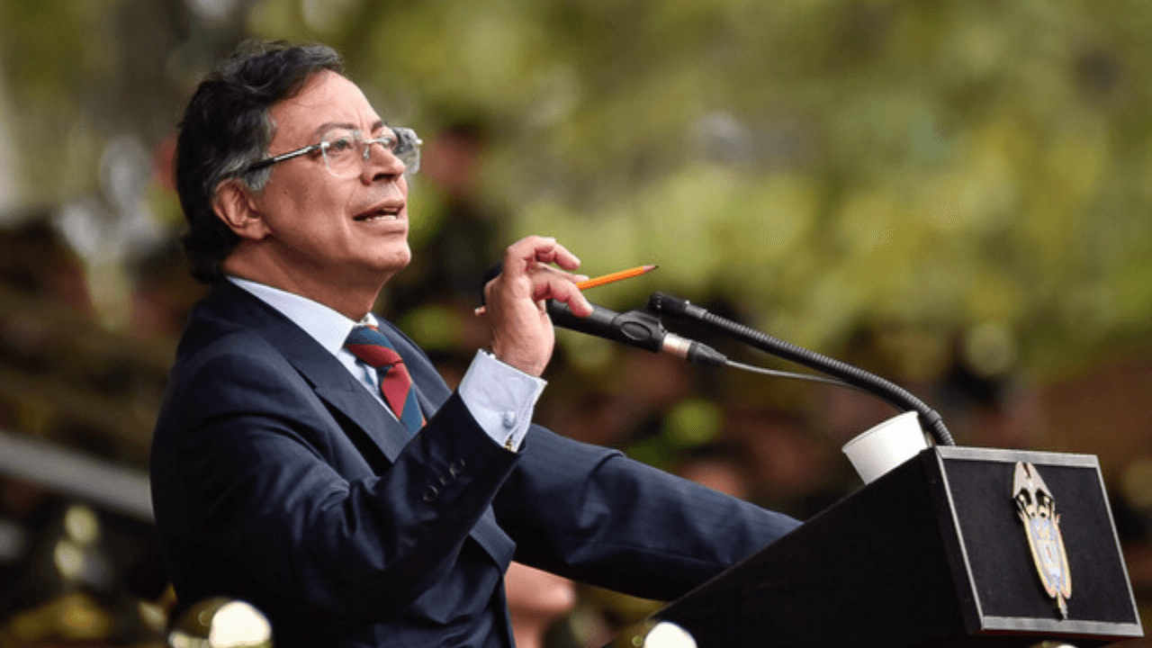 Gustavo Petro hablando